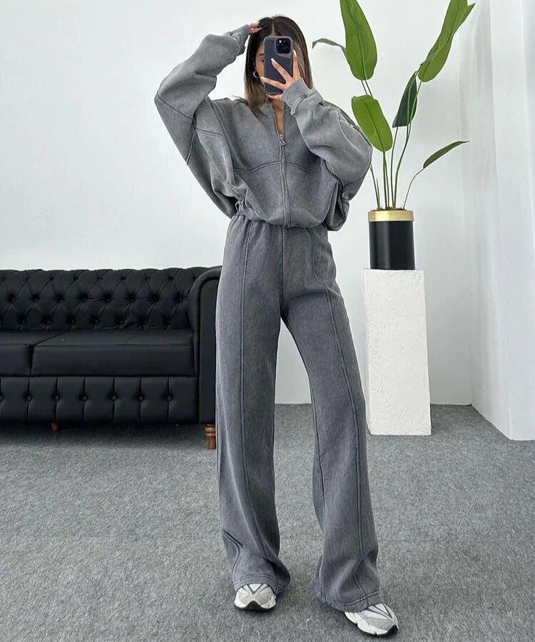Svetlana – Women's Tracksuit with Oversized Zipper
